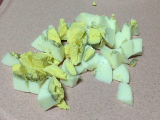 5、辅食鸡蛋蔬菜粥,熟鸡蛋切成小块