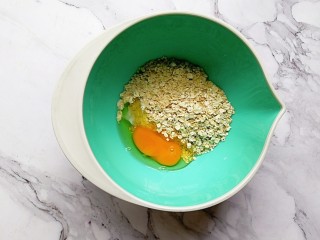 5、奶香紫薯烤燕麦,牛奶、鸡蛋和燕麦倒入一个盆内