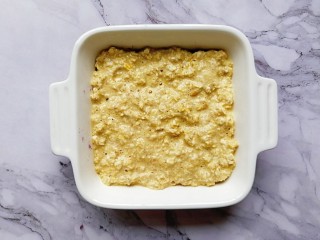 7、奶香紫薯烤燕麦,倒在紫薯上面，依旧铺平