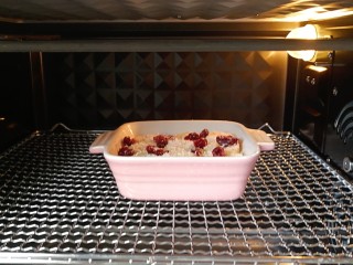 9、奶香紫薯烤燕麦,烤箱180度预热10分钟后，放入烤碗，180度上下火中层烤20分钟即可