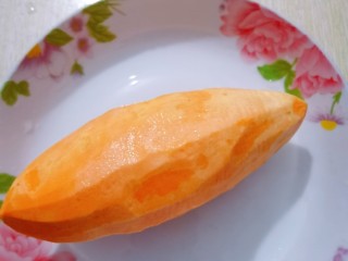 1、红薯豆沙糯米饼,红薯去皮洗净备用