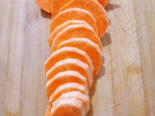 2、红薯豆沙糯米饼,用刀切片