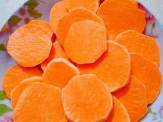 3、红薯豆沙糯米饼,放入盘里备用