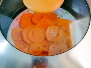 6、红薯豆沙糯米饼,盖上盖，大火蒸十分钟