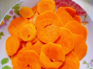 7、红薯豆沙糯米饼,蒸熟的红薯