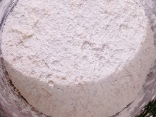 9、红薯豆沙糯米饼,糯米饭粉放入盆里