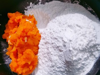 10、红薯豆沙糯米饼,把压好的红薯泥和糯米粉放在一起