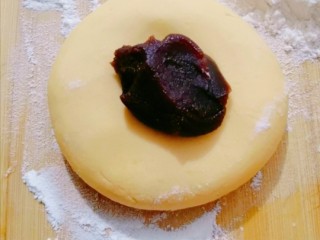 13、红薯豆沙糯米饼,放上豆沙馅包成饼