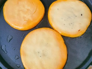 14、红薯豆沙糯米饼,锅烧热，放入糯米饼