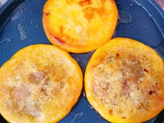 15、红薯豆沙糯米饼,中小火烙两面金黄即可