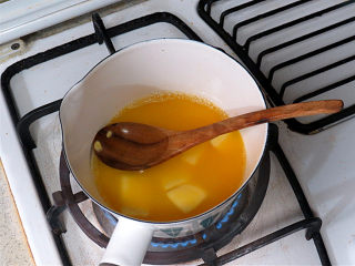 1、小嶋老师的经典费南雪蛋糕,制作焦化黄油:取85克黄油放入锅内(焦化后黄油量会变少),另外一定要准备一盘凉水放旁边备用。中火进行加热,黄油会慢慢融化