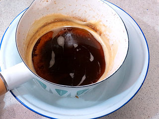 2、小嶋老师的经典费南雪蛋糕,边加热边轻轻搅拌,煮至黄油变成淡褐色并散发出浓郁的香味,底部开始呈有结晶时关火。立刻将锅进入凉水中冷却,这样做是怕锅子的继续导热会令黄油颜色变更深或加热过度导致口味变苦。注意保持黄油微温为液体状态