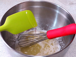 4、小嶋老师的经典费南雪蛋糕,在蛋白中加入软化的水饴,混合均匀