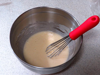 6、小嶋老师的经典费南雪蛋糕,搅拌方式小嶋老师推荐为:单手立着握紧打蛋器,与盘底垂直,贴着盘壁来回搅拌约120次