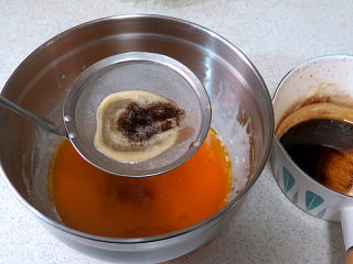 7、小嶋老师的经典费南雪蛋糕,将微温(约50℃)的焦化黄油倒入上一步的混合液中,搅拌均匀,同样的手法约100次