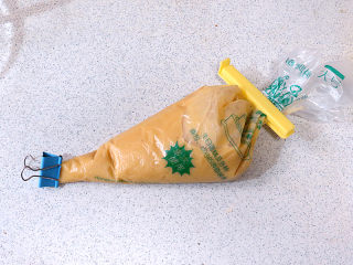 9、小嶋老师的经典费南雪蛋糕,将面糊倒入裱花袋中