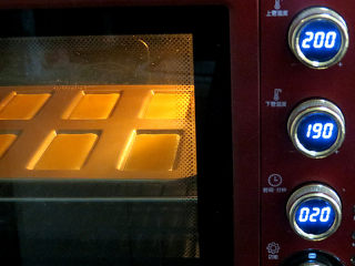 11、小嶋老师的经典费南雪蛋糕,烤箱预热上管200℃,下管190℃;放中层,烤15-20分钟。请按自家烤箱习性调整温度和时间