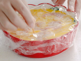 9、豆腐蒸蛋,在保鲜膜上扎几个孔，防止蒸的时候，蛋羹鼓起散开