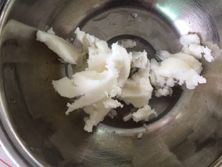 1、笑口酥,称好猪油。