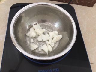 2、笑口酥,煮至融化。