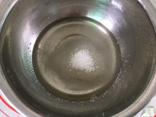 3、笑口酥,用余热将白糖搅成融化。