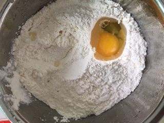 4、笑口酥,加入低粉和泡打粉（提前混合在一起），打入鸡蛋。