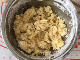 5、笑口酥,搅拌呈面絮。