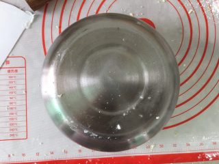 7、笑口酥,盖上盖子松弛20分钟左右。