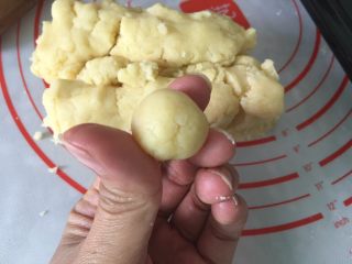 8、笑口酥,捏成小团。