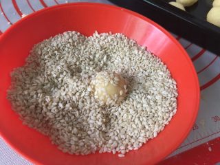 10、笑口酥,沾上芝麻。