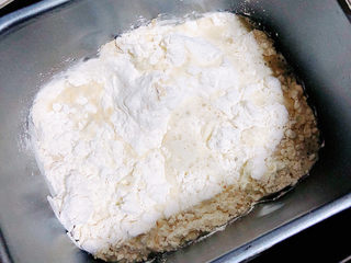 1、梅干菜肉包,先和面，面包机中放入面粉、酵母粉、水，开始揉面。