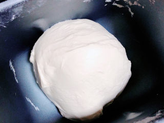 3、梅干菜肉包,面揉匀，开始发酵。