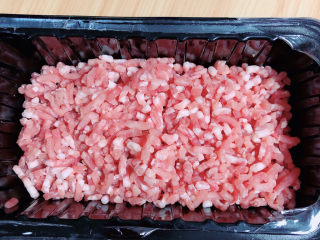 4、梅干菜肉包,准备好鲜肉馅。