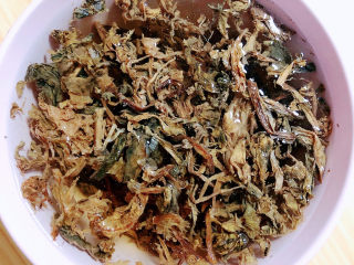 5、梅干菜肉包,梅干菜提前泡10分钟。