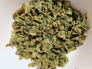 6、梅干菜肉包,梅干菜切碎待用。