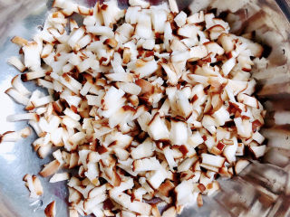 7、梅干菜肉包,再准备些香菇，切丁待用。