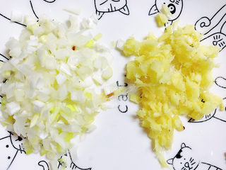 8、梅干菜肉包,葱姜切碎待用。