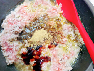 10、梅干菜肉包,加入料酒、耗油、生抽、盐、花椒粉、十三香，翻炒均匀。