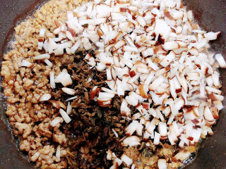 11、梅干菜肉包,加入梅干菜、香菇丁。