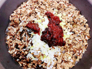 12、梅干菜肉包,加入葱姜、黄豆酱。