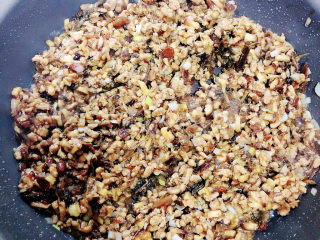 13、梅干菜肉包,肉馅炒匀即可盛出。