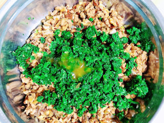 14、梅干菜肉包,肉馅中加入荠菜末儿，加入少许鲜鸡汁。