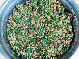 15、梅干菜肉包,肉馅搅拌均匀待用。