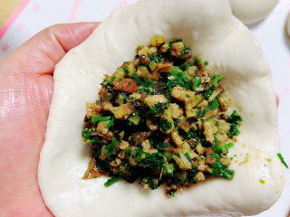18、梅干菜肉包,擀成圆形包子皮，包入馅儿。