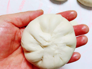 19、梅干菜肉包,四周逐渐掐起，封口。