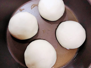 20、梅干菜肉包,锅中倒入少许油，放入包子，盖盖儿小火儿煎至焦黄。