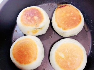 21、梅干菜肉包,包子翻面继续煎至焦黄。