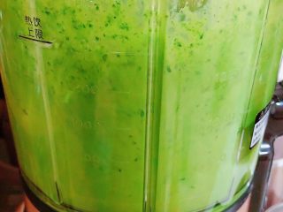 4、菠菜鸡蛋糕（豆浆版）,破壁机选择破壁按键，打30秒。