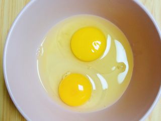 6、菠菜鸡蛋糕（豆浆版）,取一只碗，打入鸡蛋。