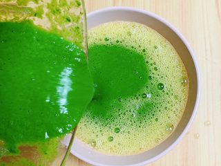 9、菠菜鸡蛋糕（豆浆版）,将菠菜汁倒入鸡蛋中。